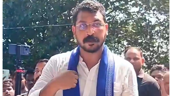 गोंडा जा रहे चंद्रशेखर आजाद को बाराबंकी में पुलिस ने रोका, टोल प्लाजा पर हंगामा